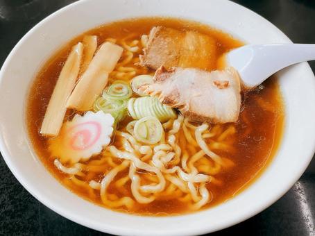 ラーメンプロでは、業務用ラーメンスープの仕入れ、麺の仕入れ、チャーシューの仕入れなど、全国各地のラーメン店へのラーメン食材卸を行っております。また、ラーメン屋の独立開業支援、ラーメン屋開業ノウハウ、のれん分け-多店舗展開、ラーメン屋フランチャイズ展開のお手伝いをしております。らーめんの事ならラーメンプロにお任せ下さい！家系ラーメンの特徴とは？ラーメンプロ- らーめん仕入れ、ラーメンの仕入れ、ラーメン屋の独立開業-フランチャイズ展開はラーメンプロにお任せ下さい！