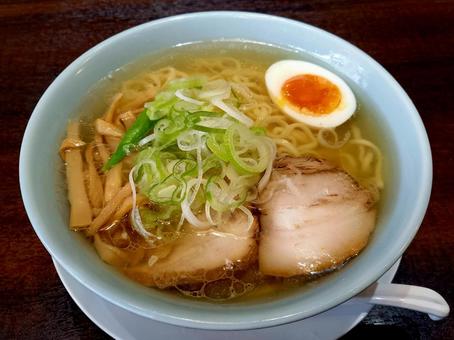 ラーメンプロでは、業務用ラーメンスープの仕入れ、麺の仕入れ、チャーシューの仕入れなど、全国各地のラーメン店へのラーメン食材卸を行っております。また、ラーメン屋の独立開業支援、ラーメン屋開業ノウハウ、のれん分け-多店舗展開、ラーメン屋フランチャイズ展開のお手伝いをしております。らーめんの事ならラーメンプロにお任せ下さい！喜多方ラーメンの特徴とは？ラーメンプロ- らーめん仕入れ、ラーメンの仕入れ、ラーメン屋の独立開業-フランチャイズ展開はラーメンプロにお任せ下さい！