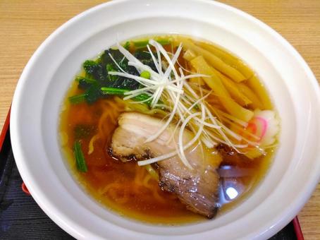 ラーメンプロでは、業務用ラーメンスープの仕入れ、麺の仕入れ、チャーシューの仕入れなど、全国各地のラーメン店へのラーメン食材卸を行っております。また、ラーメン屋の独立開業支援、ラーメン屋開業ノウハウ、のれん分け-多店舗展開、ラーメン屋フランチャイズ展開のお手伝いをしております。らーめんの事ならラーメンプロにお任せ下さい！家系ラーメンの特徴とは？ラーメンプロ- らーめん仕入れ、ラーメンの仕入れ、ラーメン屋の独立開業-フランチャイズ展開はラーメンプロにお任せ下さい！