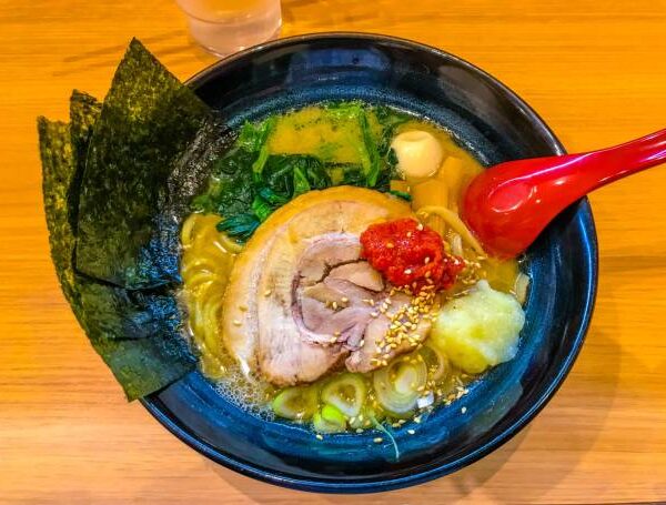 ラーメンプロでは、業務用ラーメンスープの仕入れ、麺の仕入れ、チャーシューの仕入れなど、全国各地のラーメン店へのラーメン食材卸を行っております。また、ラーメン屋の独立開業支援、ラーメン屋開業ノウハウ、のれん分け-多店舗展開、ラーメン屋フランチャイズ展開のお手伝いをしております。らーめんの事ならラーメンプロにお任せ下さい！かえしタレラーメンプロ- らーめん仕入れ、ラーメンの仕入れ、ラーメン屋の独立開業-フランチャイズ展開はラーメンプロにお任せ下さい！